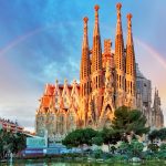 La Sagrada Familia surmontée d'un arc-en-ciel à Barcelone