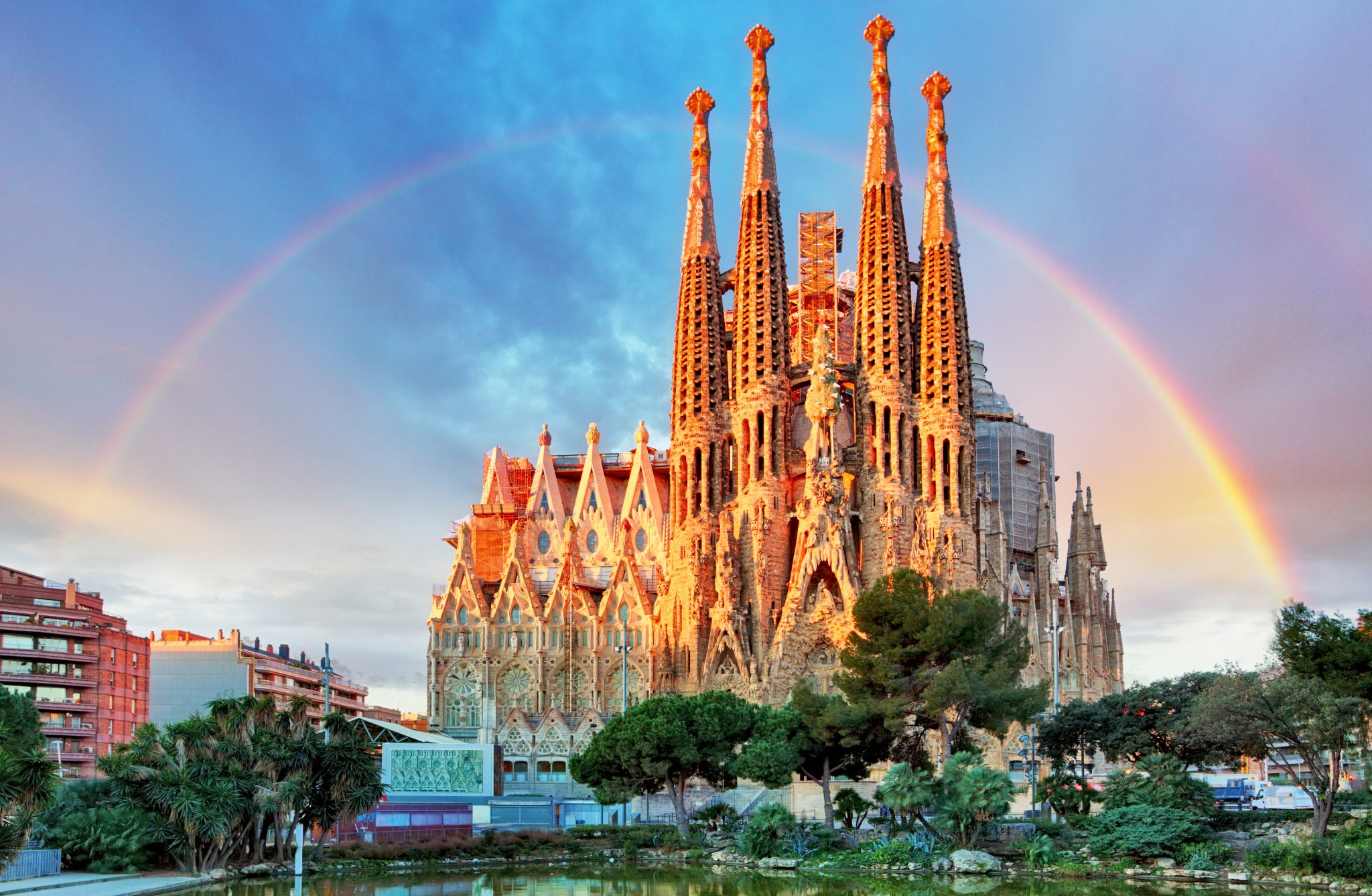 La Sagrada Familia surmontée d'un arc-en-ciel à Barcelone