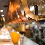 Comptoir de bar avec tireuse à bière dans les bars de Bruxelles