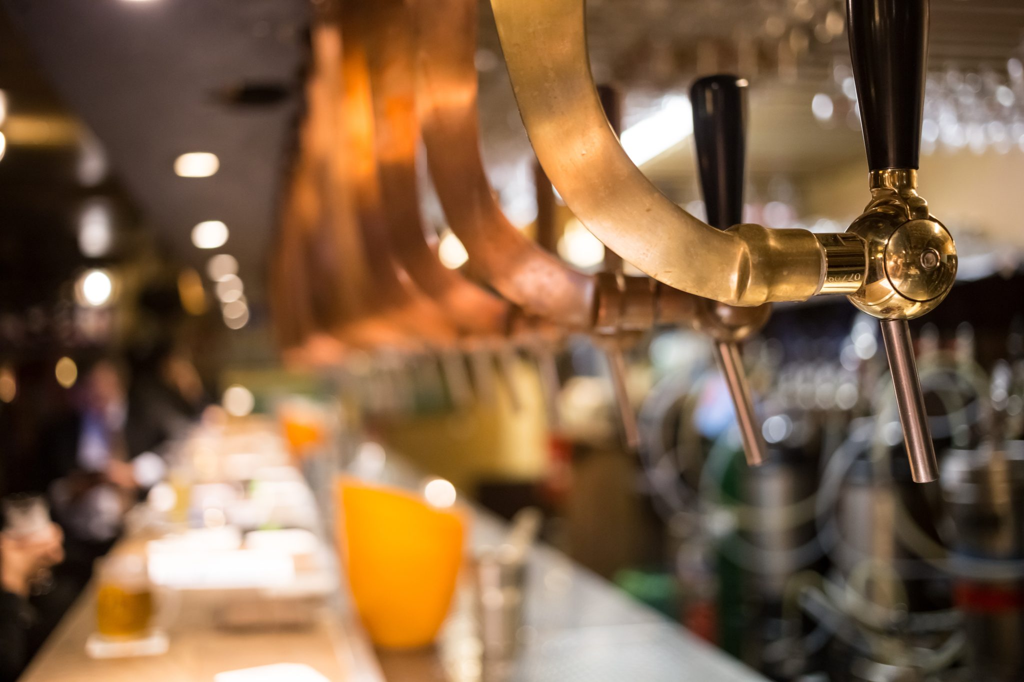 Comptoir de bar avec tireuse à bière dans les bars de Bruxelles