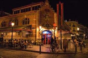 Halles de Saint Gery dans la soirée dans la vieille ville de Bruxelles 