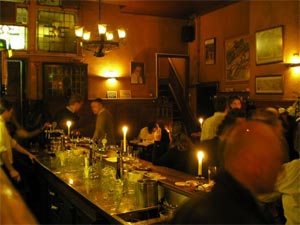intérieur d’un café brun, ici, le café Hoppe intérieur d’un café brun, ici, le café Hoppe