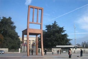 La chaise à trois pieds trônant devant les Nations Unies