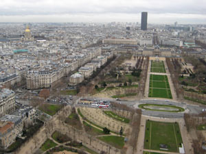 Le Champs de Mars, la Tour Montparnasse et, à gauche, le dôme des Invalides