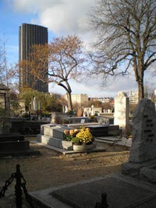 Les morts du cimetière Montparnasse dorment au pied de la tour
