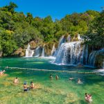 Baignade au pied des cascades du parc naturel de Krka