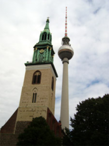 L&rsquo;église Marienkirche, collée à la Fernsehturm