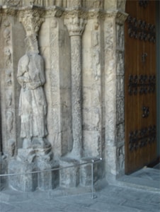 Saint Pierre garde l'entrée de l'Eglise romane reconstruite fin 18ème