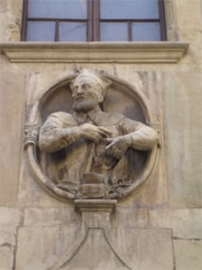 Sur la façade de l'Eglise de Sant Felip, construction baroque du 18ème