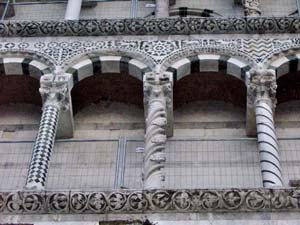 détails de la façade de San Michele in foro