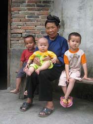 une grand mere pose avec ses petits enfants une grand mere pose avec ses petits enfants