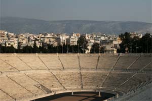 Vue depuis le haut des gradins sur le stade et sur Athènes