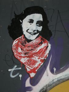 Visage souriant d’Anne Frank tagué dans les rues d’Amsterdam Visage souriant d’Anne Frank tagué dans les rues d’Amsterdam