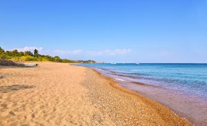 La plage de Koroni, dans le Péloponèse en Grèce