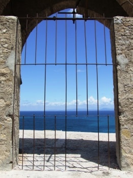 Une grille ouverte dans la muraille, avec vue imprenable sur la Méditerranée et les côtes est