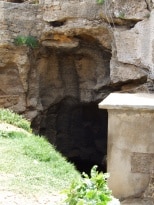 L'entrée des grottes d'Hercule
