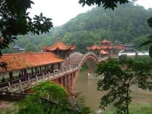 Pont reliant le temple Wuyou au Bouddha géant