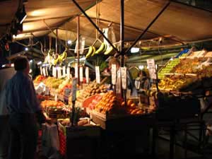 Marché nocturne de Venise - fruits et légumes frais
