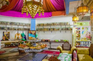  Intérieur de la pharmacie traditionnelle berbère avec cosmétique naturelle à Marrakech, Maroc 