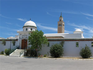 La mosquée de la Marsa vous guide vers la place la plus animée de la ville.
