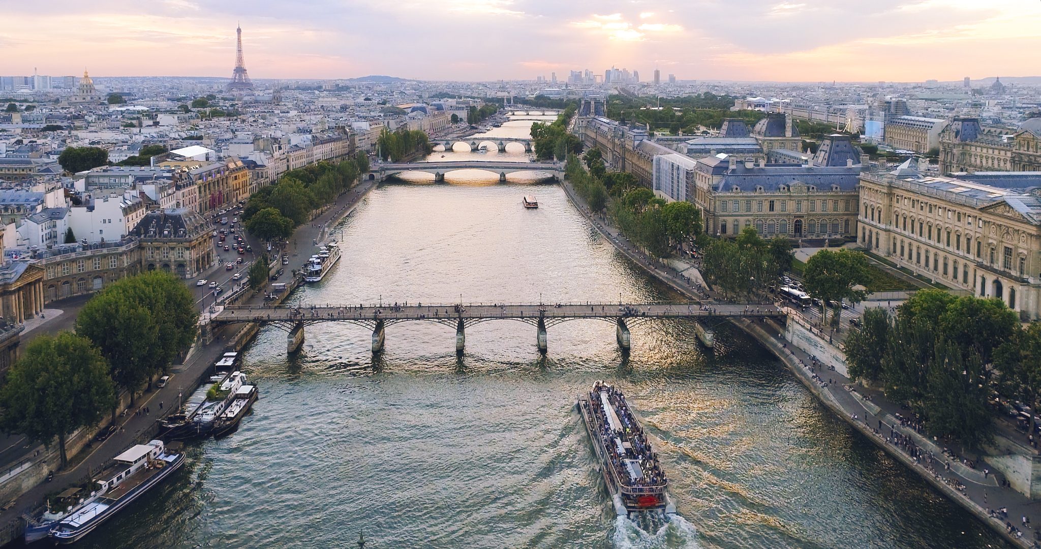 Vue aérienne du péniche sur la Seine à Paris