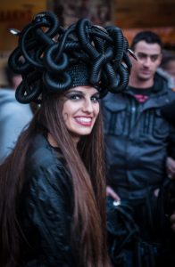 Jeune femme portant un costume faisant penser à Medusa au carnaval de Patras