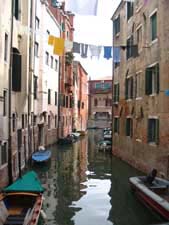 Venise - Linge aux fenêtres dans un canal