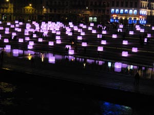 cubes luminescents sur les quais du Rhône