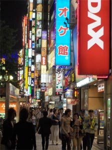 Rue typique de Tokyo : admirez les chevelus du premier plan… 