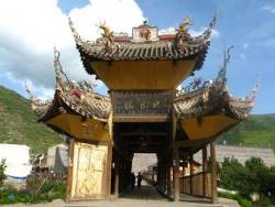Une des portes de Songpan, près de la rivière
