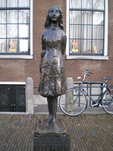 petite statue d’Anne Frank à côté de sa maison petite statue d’Anne Frank à côté de sa maison