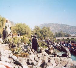 La colline du Tepeyac et la statue en bronze de Juan Diego