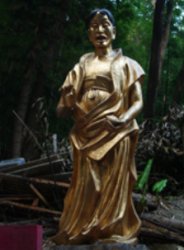 Une des statues dorées qui peuplent les lieux