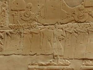  les prêtres portent la barque solaire du pharaon défunt