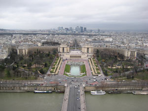 Jardins et fontaines du Trocadéro, Palais de Chaillot et, au loin, quartier de La Défense