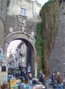 Une des vielles portes de la Naples, à proximité de la gare Garibaldi, un quartier sous influence mafieuse ? 
