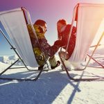 Couple qui se détend après le ski dans les montagnes