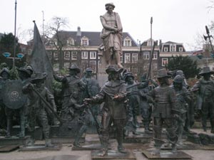 Personnages de La Ronde de Nuit de Rembrandt reproduits en statues de bronze sur la place Rembrandtplein Personnages de La Ronde de Nuit de Rembrandt reproduits en statues de bronze sur la place Rembrandtplein