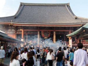 Le temple d'Asakusa derrière les fumées purificatrices de l'encens