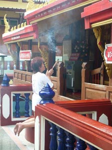temple bouddhiste, les Thaïs viennent y faire des offrandes, déposer des mérites