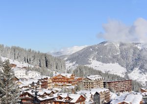 Station de ski du village de Courchevel dans les Alpes Français en hiver
