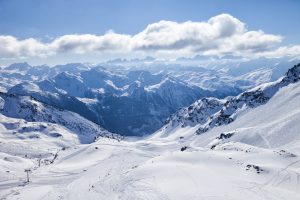 Pistes de ski à Val Thorens avec vue sur les pics montagneux enneigés