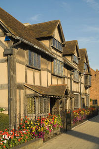 Visitez le lieu de naissance de Shakespeare, avec champagne et fraises scones servis dans son jardin pittoresque