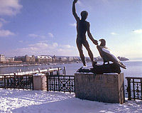 Le lac en hiver, en regardant vers l'Opéra avec la sculpture Ganymède au premier plan