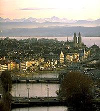 Vue de la vieille ville avec la Limmat, la cathédrale Grossmünster, lac et panorama de montagnes