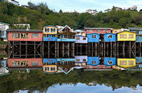 Les habitations sur la rive d'une rivière à Patagonie