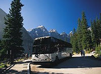 Un transport du Canada à travers la prairie, par des collines, dans les montagnes rocheuses canadiennes, et le parc national de Banff