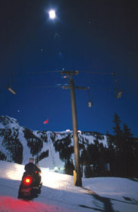 Une exploration nocturne de ski sous la belle lune, Whistler