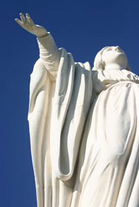 Statue de Vierge Marie sur la colline de Cristobal San à Santiago
