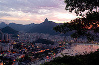 Une vue inoubliable de la ville nichée dans le contexte de montagnes de granit et l'océan Atlantique, Rio de Janiero